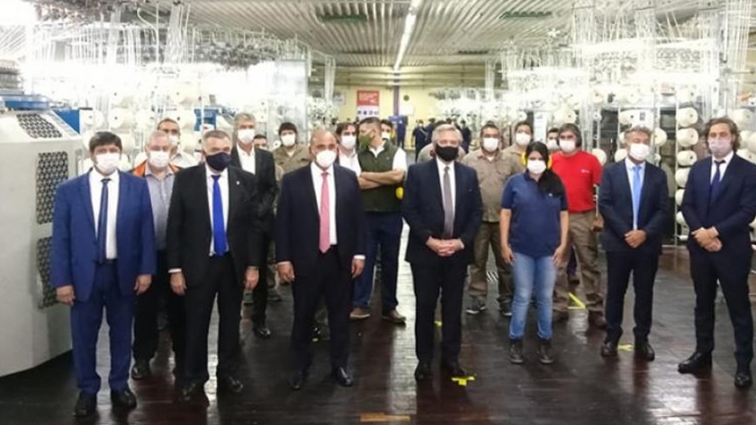 Fernández y Manzur visitaron la planta de TN&Platex en Tucumán