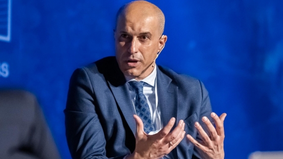 La OMI retrasa su plan de descarbonización y la industria naviera ajusta su transición energética