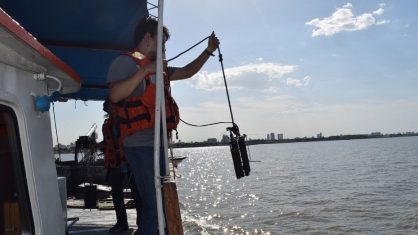 Ambiente lideró un estudio científico por la proliferación de cianobacterias en el Río de la Plata