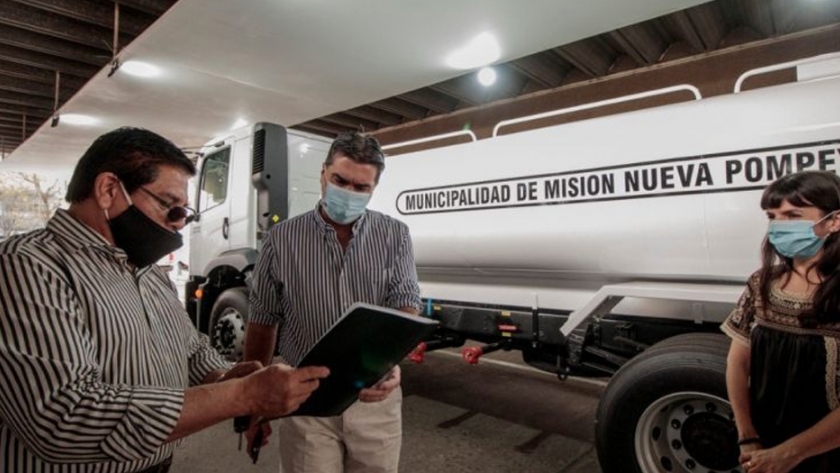 El Gobierno Provincial entregó un camión cisterna al Municipio de Misión Nueva Pompeya