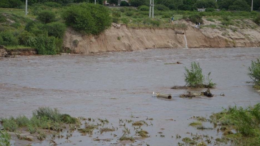 Crecida en el Río del Valle destruyó caño de impulsión