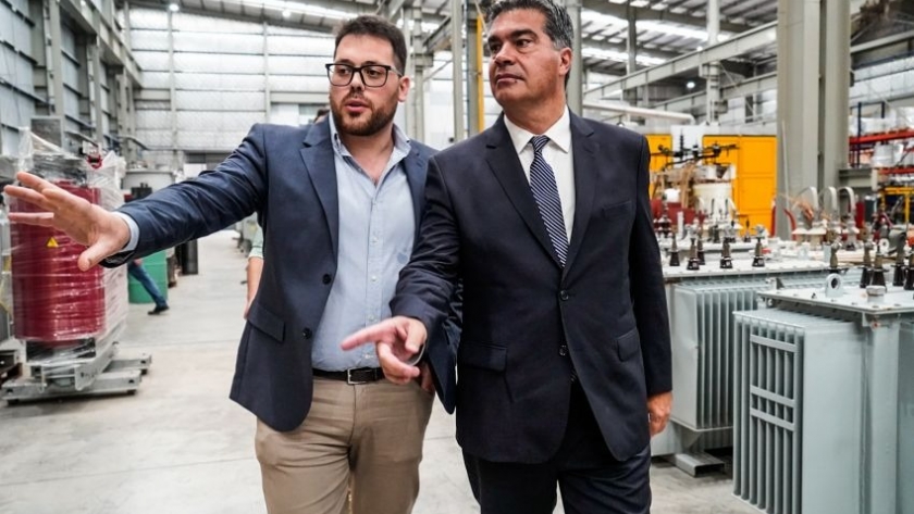Capitanich visitó la planta que fabrica un transformador especial para el segundo acueducto del interior