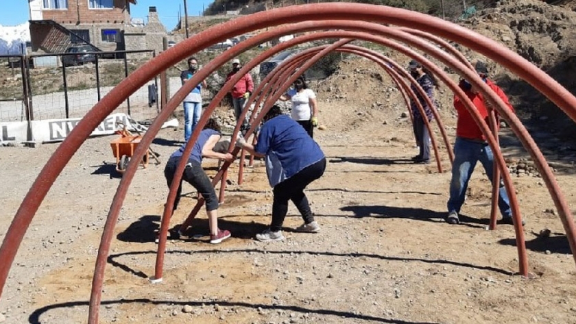 Mujeres emprendedoras de Bariloche ya tienen su invernadero escuela 