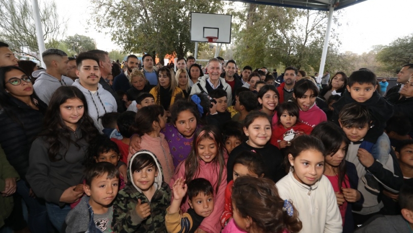 Schiaretti visitó el polideportivo de Villa Urquiza