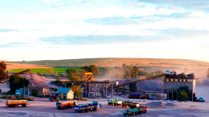 La firma argentina líder en piedra partida trae novedades para la construcción de caminos rurales