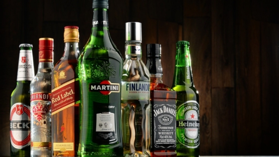 Destilando tradición: Tras los secretos de la producción de bebidas alcohólicas