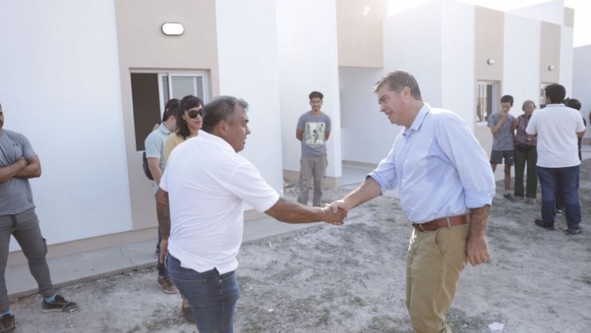 Capitanich entregó viviendas sociales en resistencia y garantizó acompañamiento para ampliar una fábrica en Barranqueras