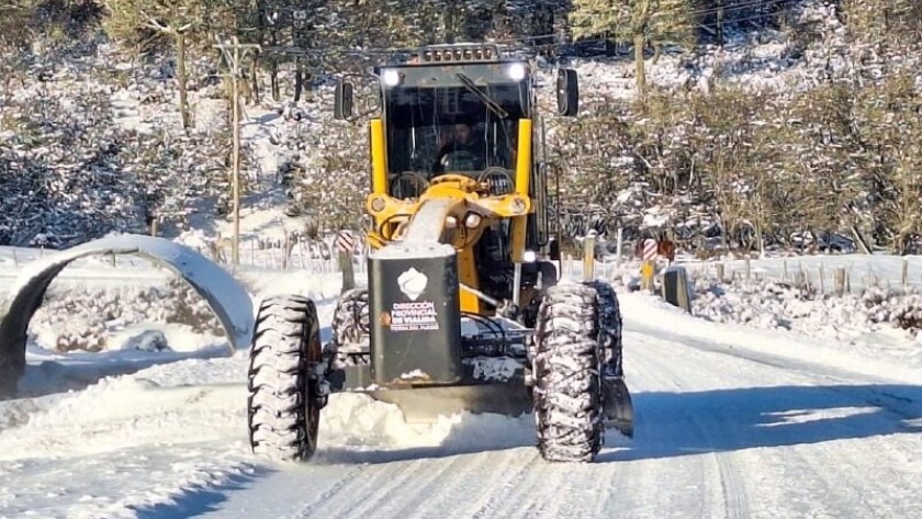 Tareas de despeje y asistencia vial en marcha por el Operativo Invierno 2025 en Tierra del Fuego
