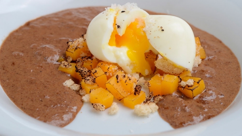 Sopa de hongos de pino y migas de calabaza horneada y huevos mollet