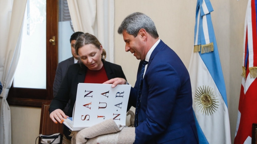 El gobernador recibió a la embajadora del Reino Unido de Gran Bretaña e Irlanda del Norte en la República Argentina