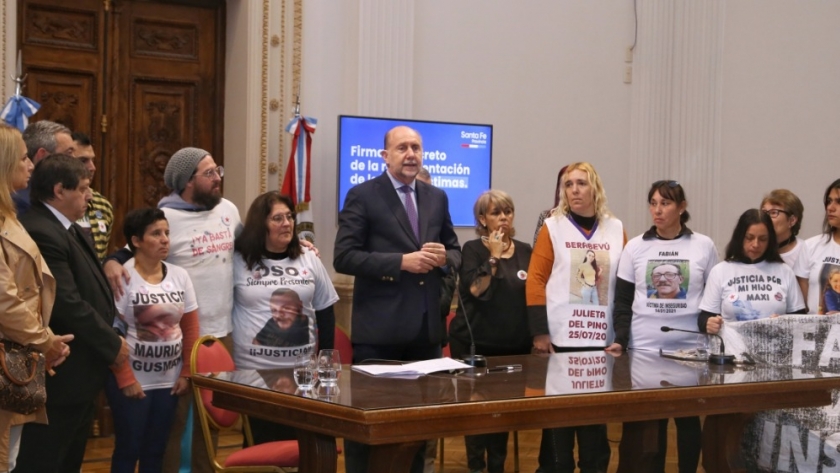 Perotti firmó el decreto de reglamentación de la Ley de Derechos y Garantías de las Personas Víctimas de Delitos