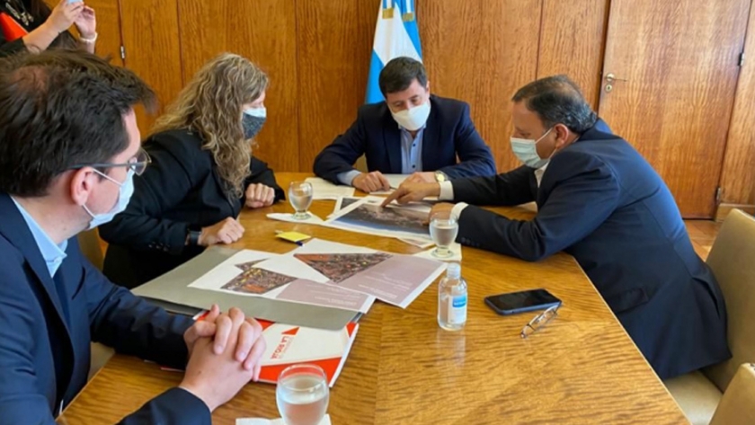 Arroyo recibió al gobernador Ricardo Quintela para concretar la urbanización de barrios populares