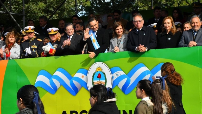 Valdés encabezó el desfile por el 214° aniversario de la Revolución de Mayo