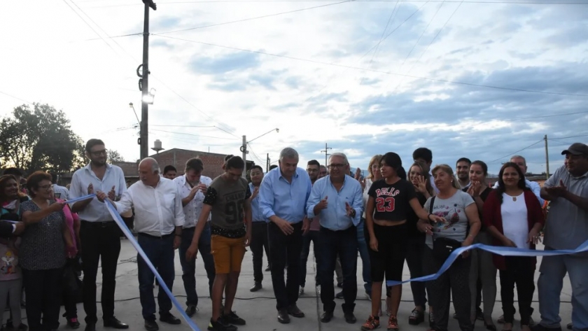 Morales inauguró una obra de pavimentación en San Pedro y entregó subsidios a 46 comparsas de la provincia