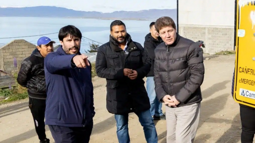 El Gobernador Melella recorrió los trabajos finales de la obra de redes de agua y cloaca en el barrio La Bolsita
