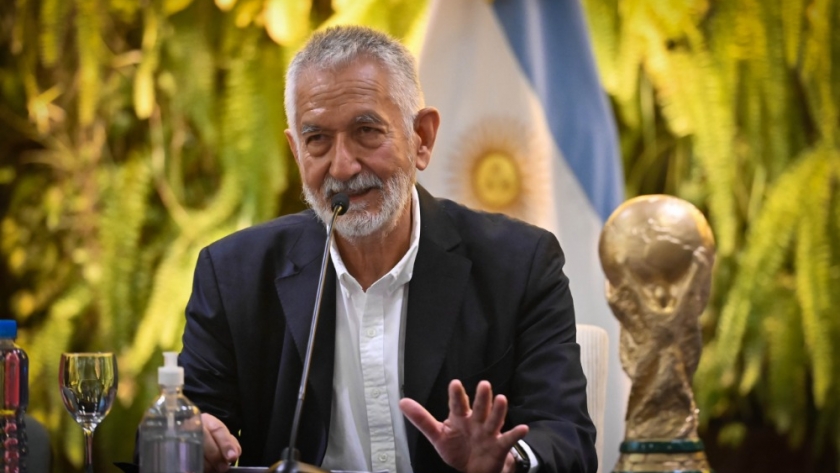 El gobernador anunció aumentos salariales y un bono de fin de año