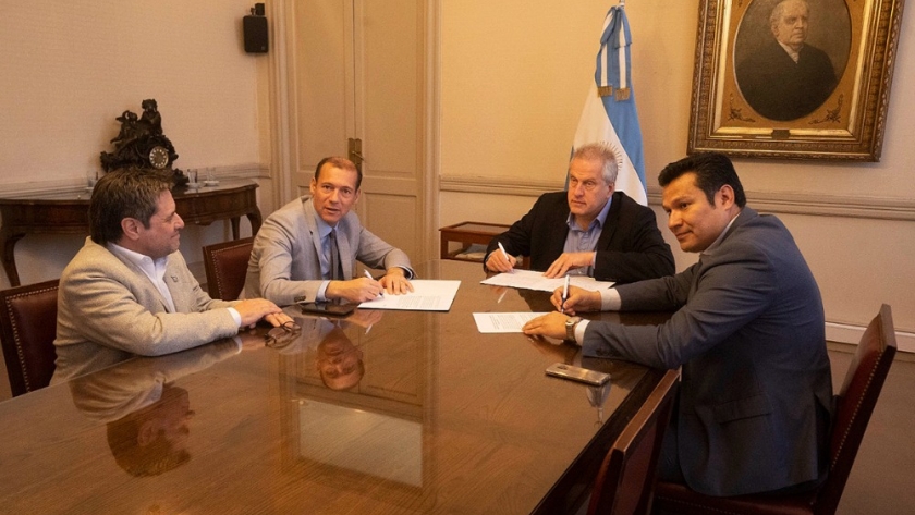 Gutiérrez firmó con Perczyk el convenio para construir la sede de la EPET 25 en Plottier