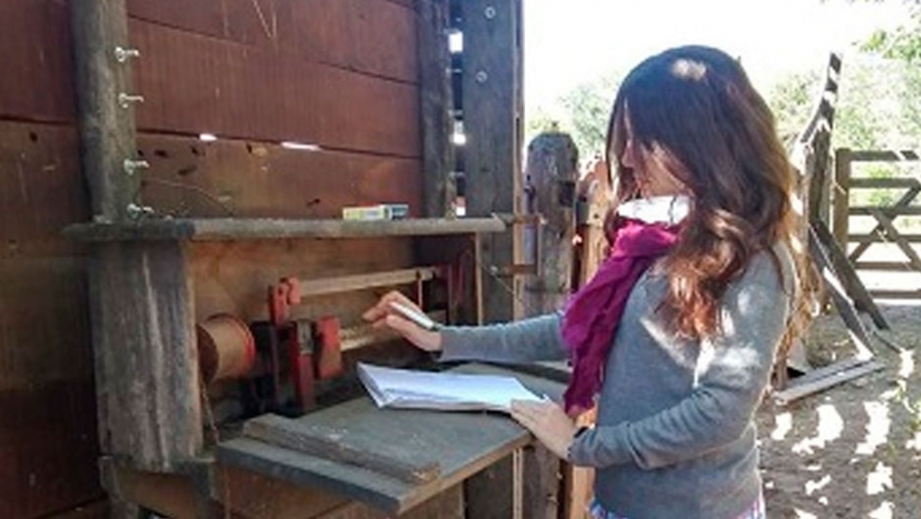 Ya no debería ser raro ver una chica trabajar en el campo