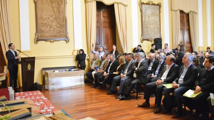 Valdés y el Álvarez de Celis entregaron equipamiento a municipios correntinos y firmaron convenios