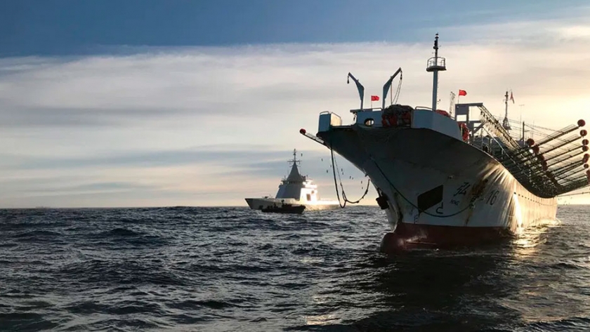 Detectan un buque potero chino pescando de manera ilegal en Puerto Madryn