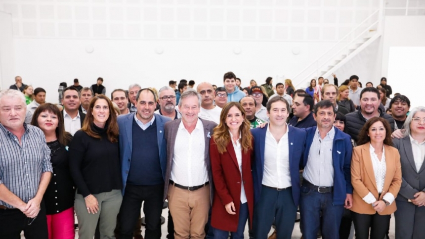 En Chubut, Tolosa Paz firmó un convenio para construir un Espacio de Infancia y entregó maquinarias a municipios e instituciones comunitarias