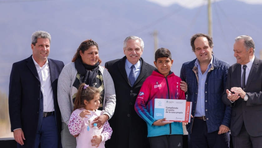 ”Ningún problema se resuelve sacando al Estado del medio”, afirmó el presidente al entregar viviendas a familias afectadas por el terremoto en San Juan