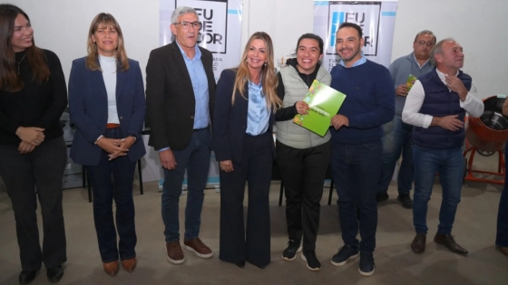 Impulsan el desarrollo local: emprendedores de La Cruz recibieron microcréditos y equipamiento
