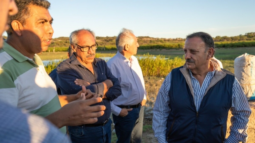 Ricardo Quintela recorrió la obra de un nuevo acueducto