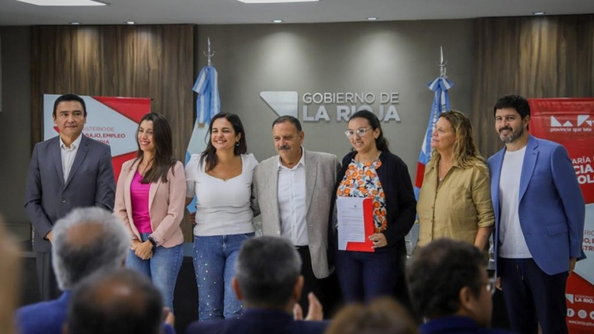 Quintela entregó más de 100 millones de pesos para el desarrollo de ciencia y tecnología