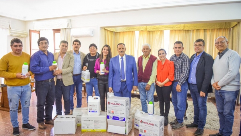 Quintela entregó herbicidas a productores de comino de Bañado de los Pantanos