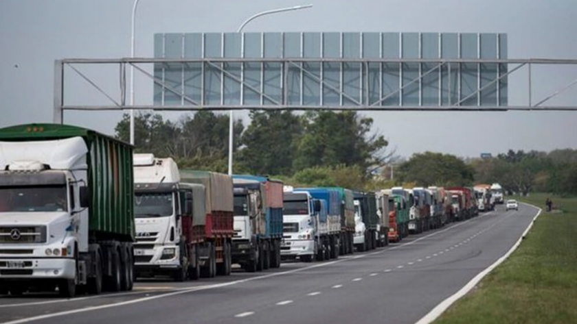 El derrame del campo: el repunte de la producción generará 1,3 millones de viajes más en camión