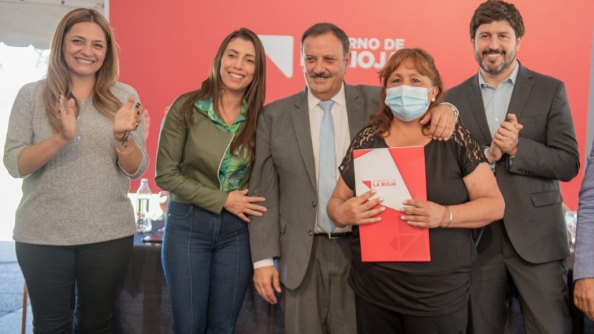 El Gobernador entregó nuevos decretos de pase a planta a trabajadores del Ministerio de Trabajo, Empleo e Industria