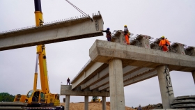 Vialidad Nacional finalizó el montaje de vigas en dos nuevos puentes de la Autopista Presidente Perón que conectarán Merlo y Moreno en forma más directa