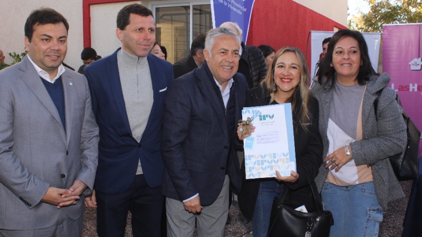 Cornejo entregó 21 viviendas en Las Heras para profesionales de la Salud nucleados en Ampros