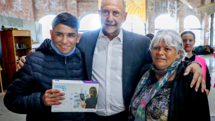 Perotti participó de la entrega de más 1.000 tablets a jóvenes en la Ciudad de Santa Fe