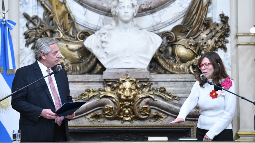 El Presidente le tomó juramento a la nueva ministra de Economía, Silvina Batakis