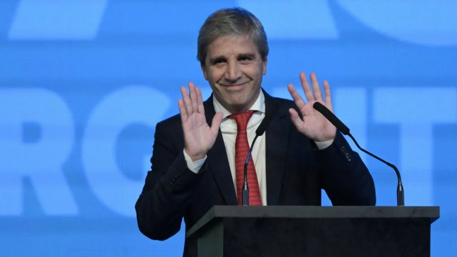 Caputo: “Hoy hay dólares para todos” y destacó el nuevo escenario económico