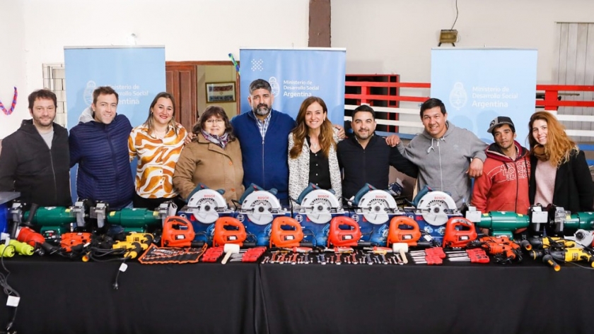 En Pinamar, Tolosa Paz y el concejal Estanga entregaron maquinarias a emprendimientos de una asociación civil