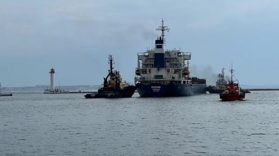 Tras el acuerdo entre Rusia y Ucrania salió el primer barco con granos de Odesa