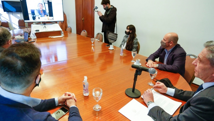 Arcioni encabezó una videoconferencia con representantes de la empresa Prima Implantes S.A