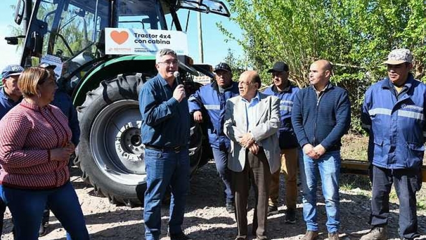 Javier Rodríguez entregó maquinaria a Berazategui para la mejora de Caminos Rurales