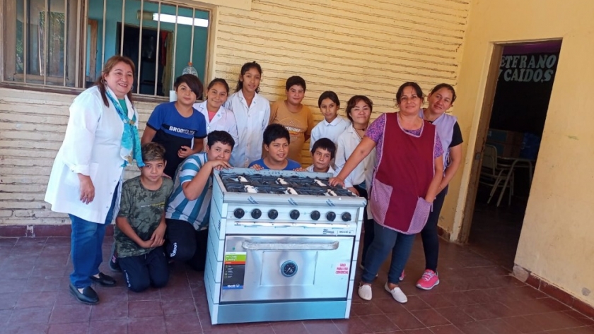El Ministerio de Educación sigue dotando con cocinas industriales a las escuelas del interior provincial