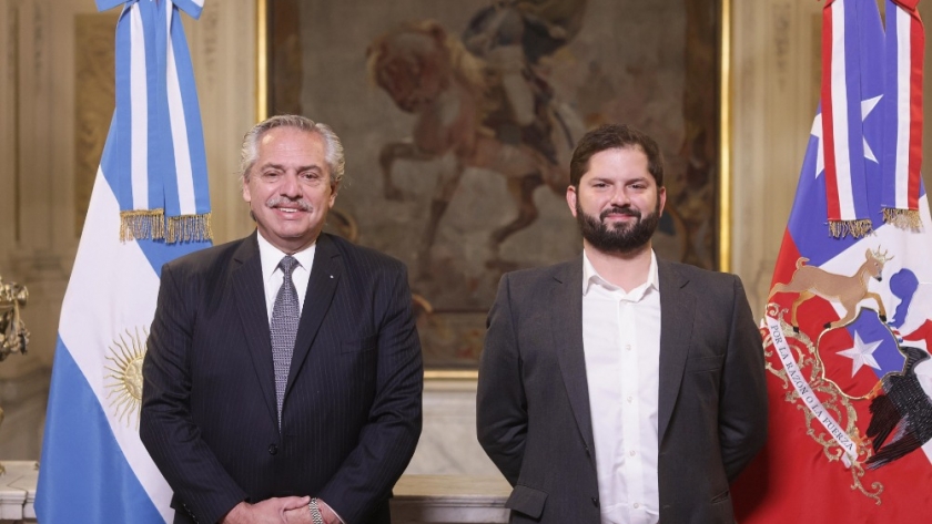 El Presidente recibió a su par chileno Gabriel Boric y mantienen una reunión bilateral