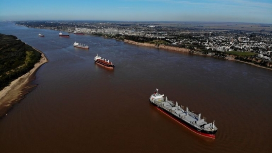 Bajante histórica del Paraná encarece costos y amenaza las agroexportaciones argentinas