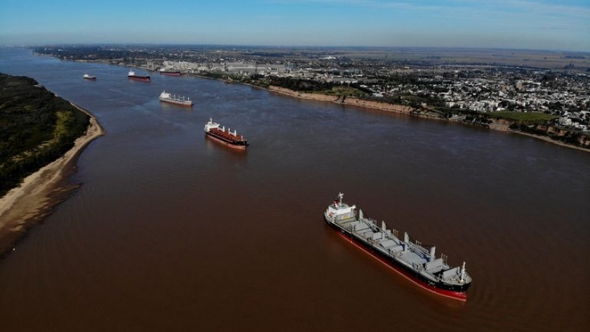 Bajante histórica del Paraná encarece costos y amenaza las agroexportaciones argentinas