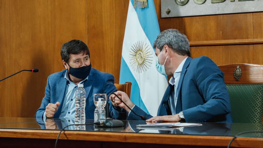 Uñac y Arroyo firmaron convenio en el marco del programa Banco de Maquinarias, Herramientas y Materiales para la Emergencia Social
