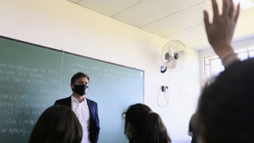 Kicillof recorrió las obras de construcción de la Casa de la Provincia y visitó una escuela agraria en General Madariaga
