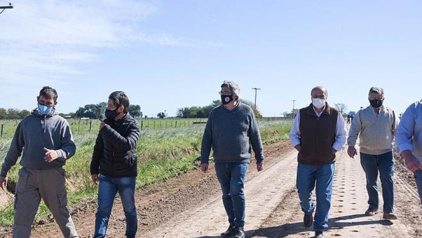 Rodríguez recorrió obras del plan de Caminos Rurales en General Paz y Brandsen