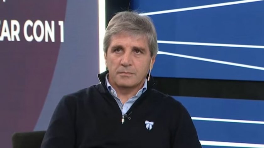 Caputo propone liberar los “dólares del colchón” para formalizar la economía y bajar impuestos