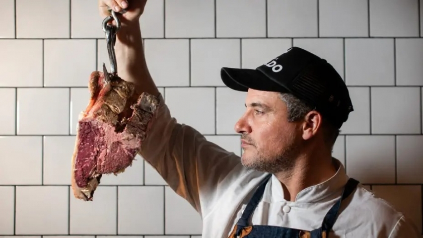 De la oficina al fuego: cómo Gustavo Portela convirtió una antigua fábrica textil en una parrilla de referencia en Buenos Aires